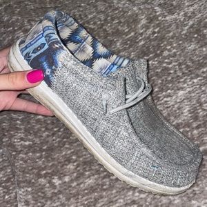 designed hey dudes mens 5, women’s 7